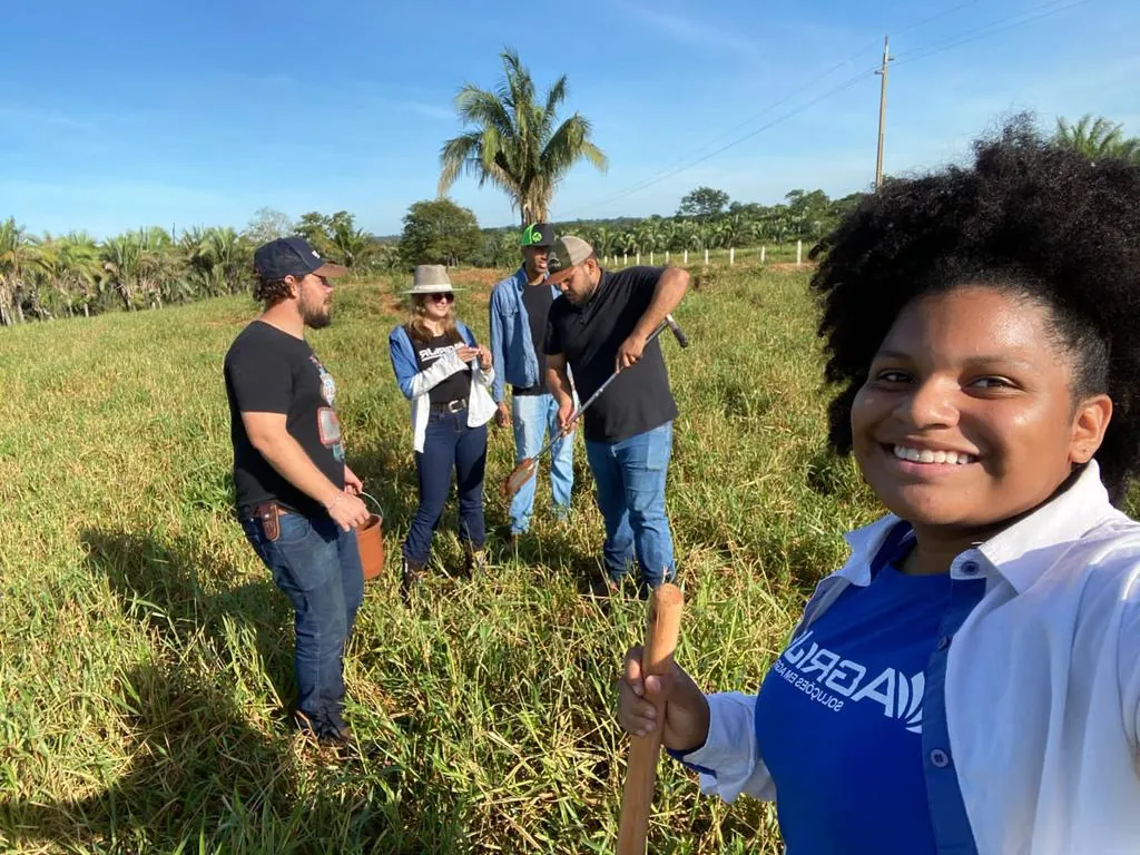 Equipe da AgriJr realizando coleta de amostras de solo em propriedade rural